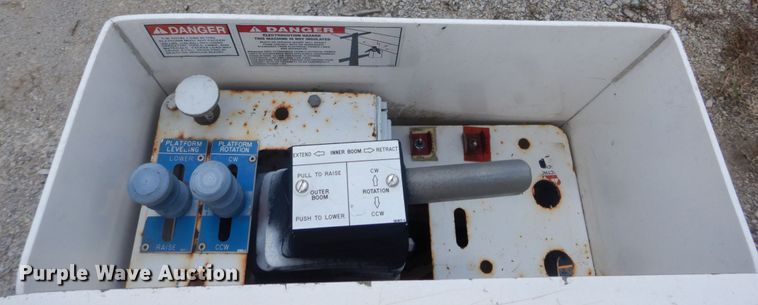 image for item JI9547 2004 Ford F550 Super Duty XL  SuperCab bucket truck