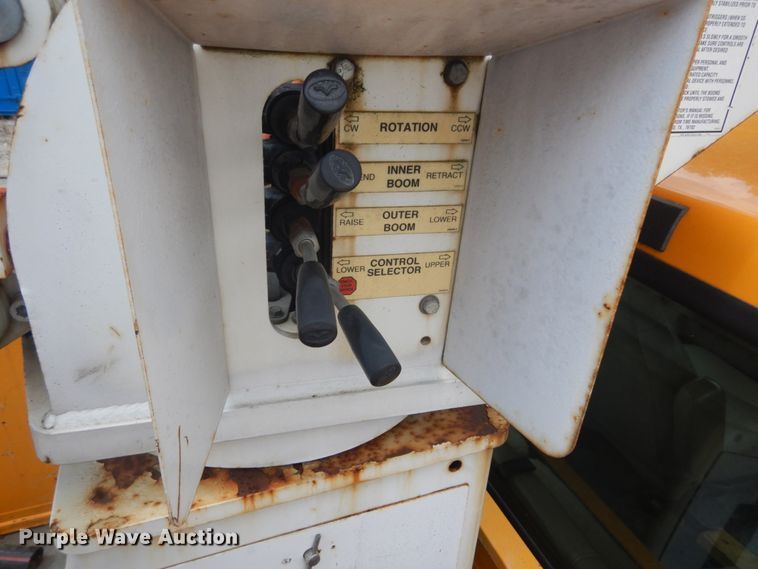 image for item JI9547 2004 Ford F550 Super Duty XL  SuperCab bucket truck