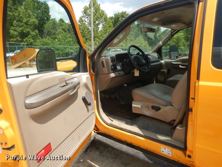 image for item JI9547 2004 Ford F550 Super Duty XL  SuperCab bucket truck