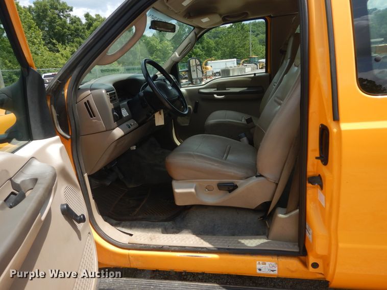 image for item JI9547 2004 Ford F550 Super Duty XL  SuperCab bucket truck