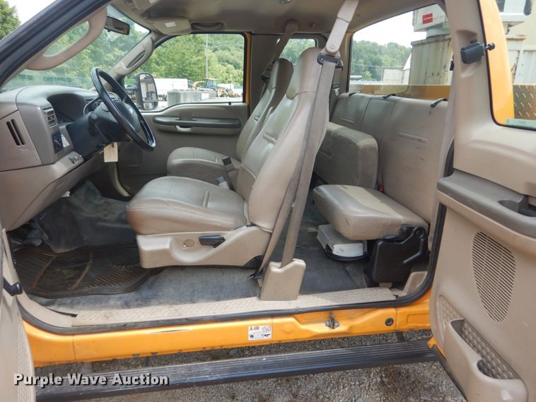 image for item JI9547 2004 Ford F550 Super Duty XL  SuperCab bucket truck