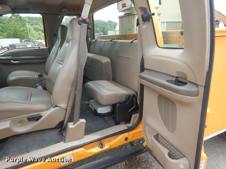 image for item JI9547 2004 Ford F550 Super Duty XL  SuperCab bucket truck