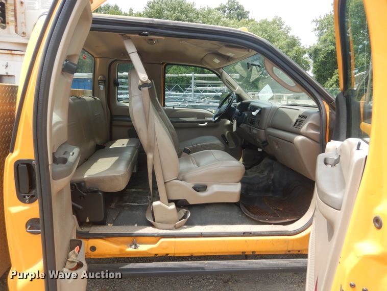 image for item JI9547 2004 Ford F550 Super Duty XL  SuperCab bucket truck