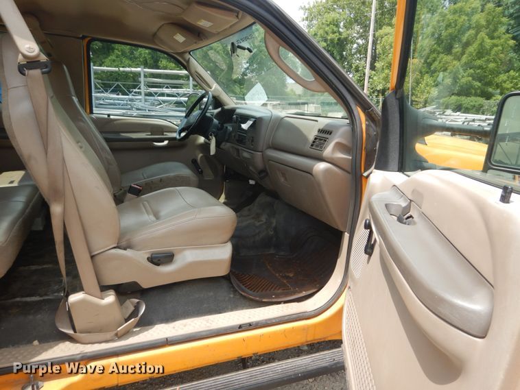 image for item JI9547 2004 Ford F550 Super Duty XL  SuperCab bucket truck