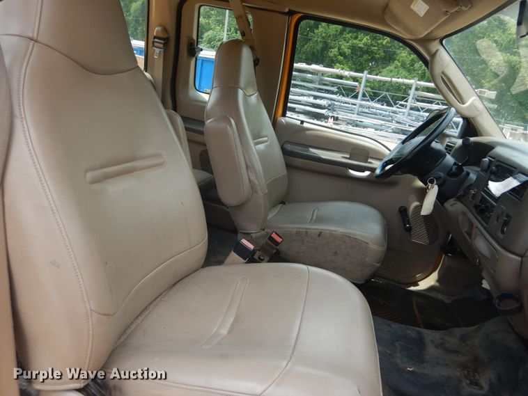 image for item JI9547 2004 Ford F550 Super Duty XL  SuperCab bucket truck