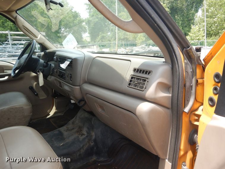 image for item JI9547 2004 Ford F550 Super Duty XL  SuperCab bucket truck