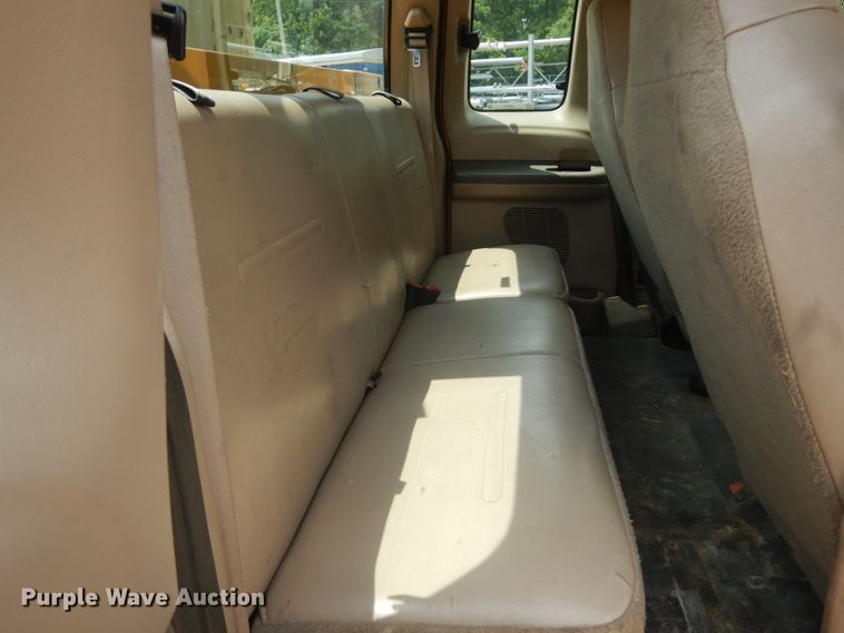 image for item JI9547 2004 Ford F550 Super Duty XL  SuperCab bucket truck