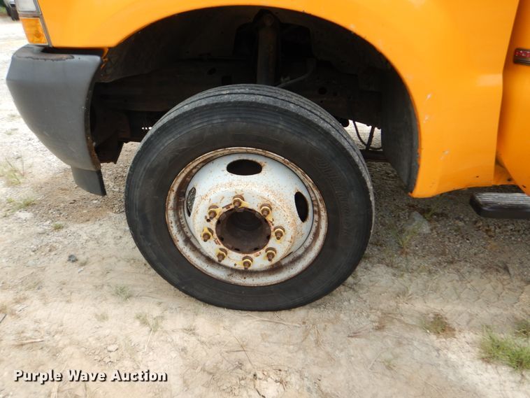 image for item JI9547 2004 Ford F550 Super Duty XL  SuperCab bucket truck