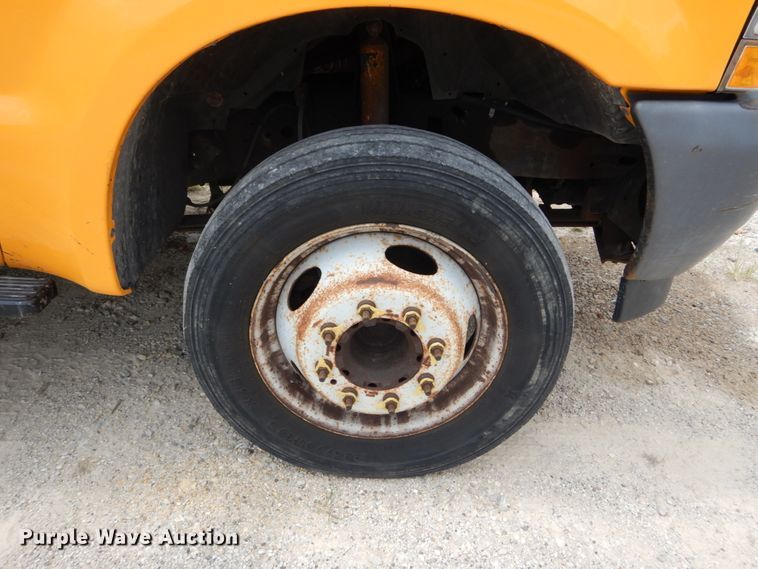 image for item JI9547 2004 Ford F550 Super Duty XL  SuperCab bucket truck