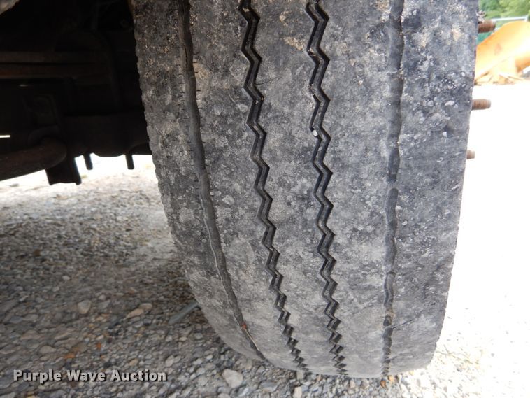 image for item JI9547 2004 Ford F550 Super Duty XL  SuperCab bucket truck