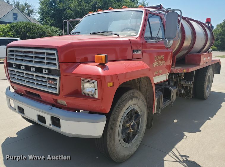 image for item JM9624 1984 Ford F800  water truck