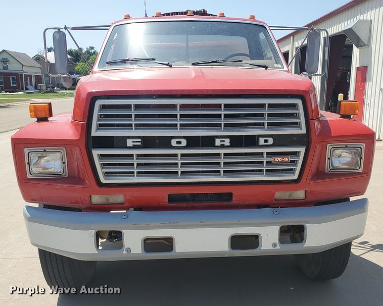 image for item JM9624 1984 Ford F800  water truck