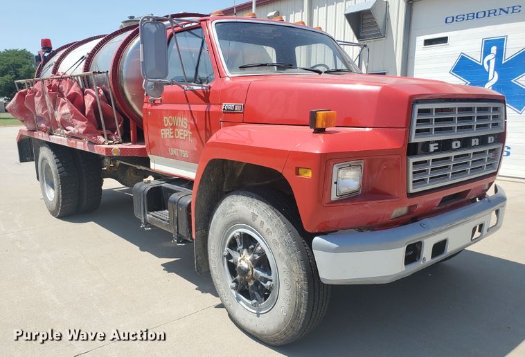 image for item JM9624 1984 Ford F800  water truck