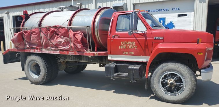 image for item JM9624 1984 Ford F800  water truck