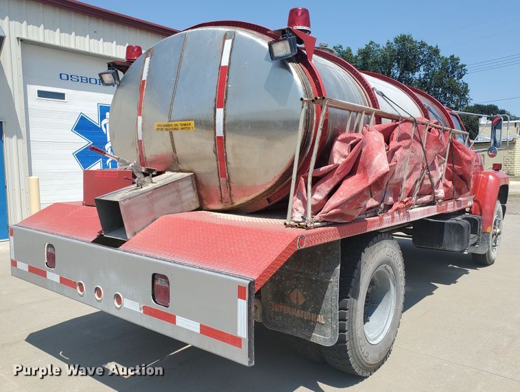 image for item JM9624 1984 Ford F800  water truck