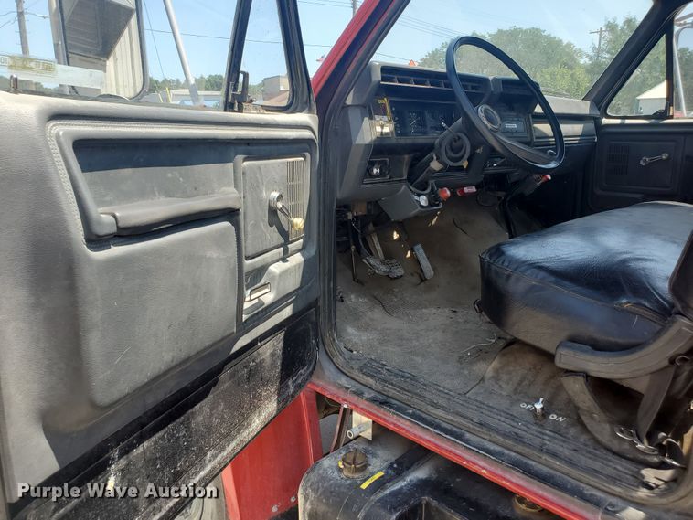 image for item JM9624 1984 Ford F800  water truck