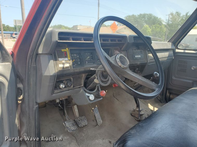 image for item JM9624 1984 Ford F800  water truck