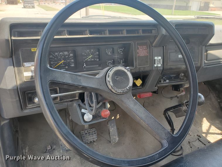 image for item JM9624 1984 Ford F800  water truck