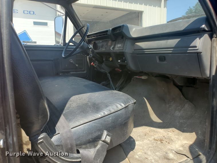 image for item JM9624 1984 Ford F800  water truck