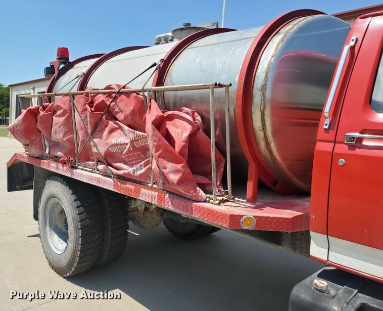image for item JM9624 1984 Ford F800  water truck