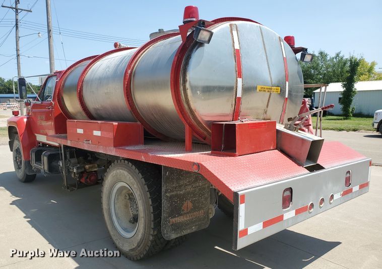 image for item JM9624 1984 Ford F800  water truck