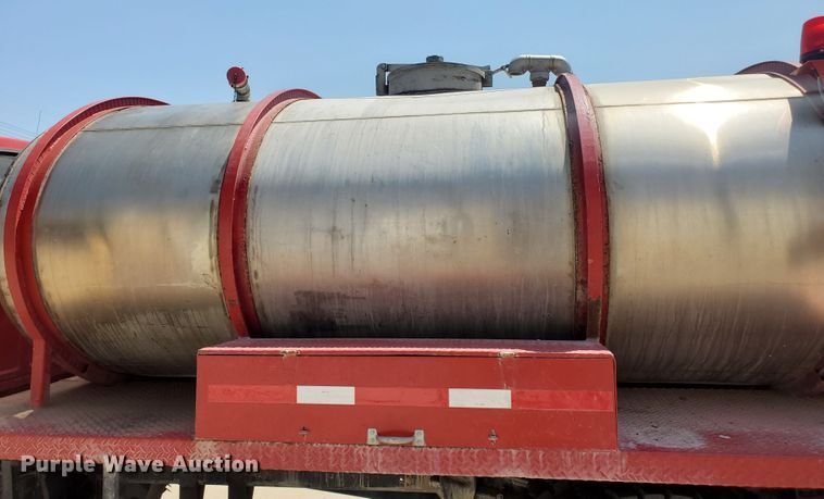 image for item JM9624 1984 Ford F800  water truck