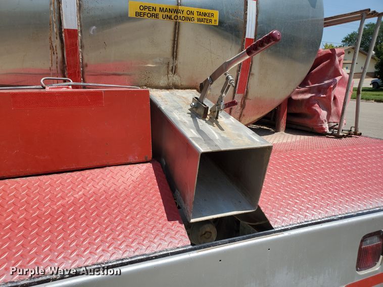 image for item JM9624 1984 Ford F800  water truck