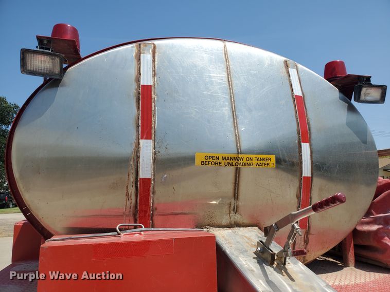 image for item JM9624 1984 Ford F800  water truck