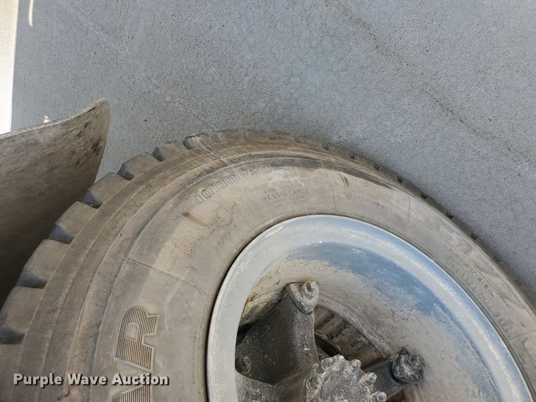 image for item JM9624 1984 Ford F800  water truck