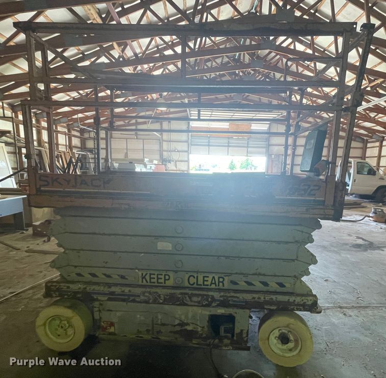 image for item KK9670 2002 Skyjack SJ4832  scissor lift