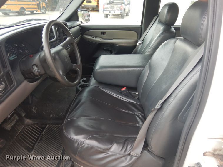 image for item KU9513 2002 Chevrolet Suburban 2500  SUV