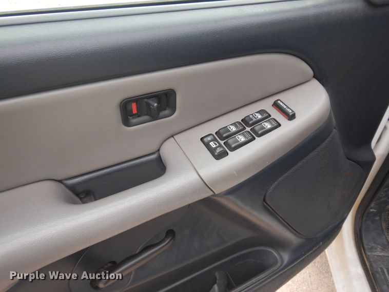 image for item KU9513 2002 Chevrolet Suburban 2500  SUV