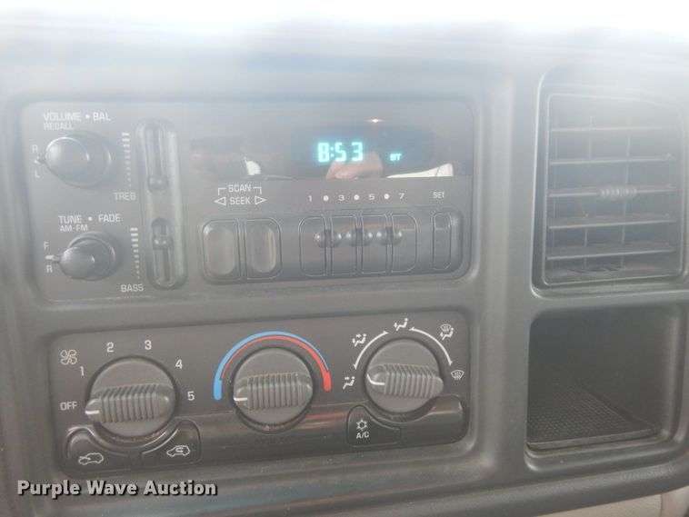 image for item KU9513 2002 Chevrolet Suburban 2500  SUV