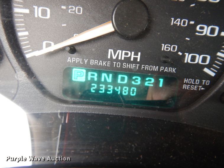 image for item KU9513 2002 Chevrolet Suburban 2500  SUV