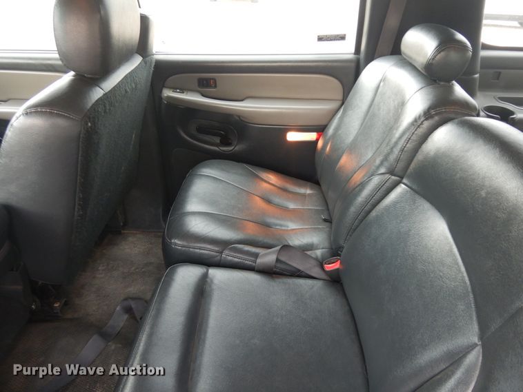 image for item KU9513 2002 Chevrolet Suburban 2500  SUV