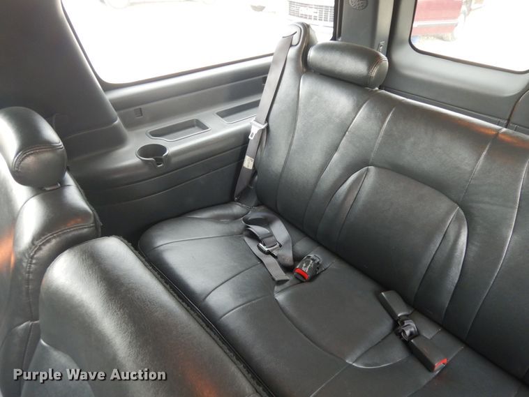 image for item KU9513 2002 Chevrolet Suburban 2500  SUV