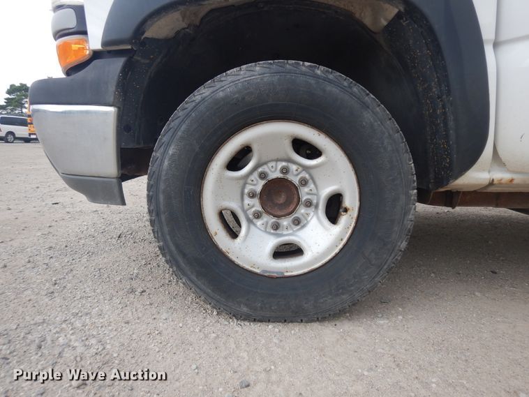 image for item KU9513 2002 Chevrolet Suburban 2500  SUV