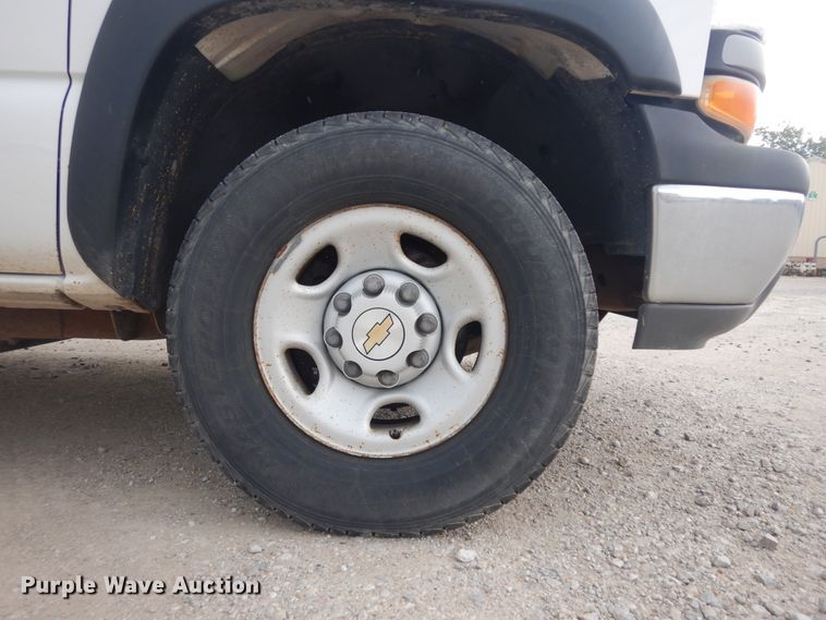 image for item KU9513 2002 Chevrolet Suburban 2500  SUV