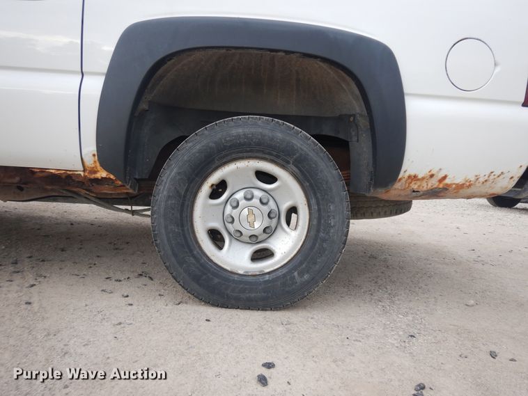 image for item KU9513 2002 Chevrolet Suburban 2500  SUV