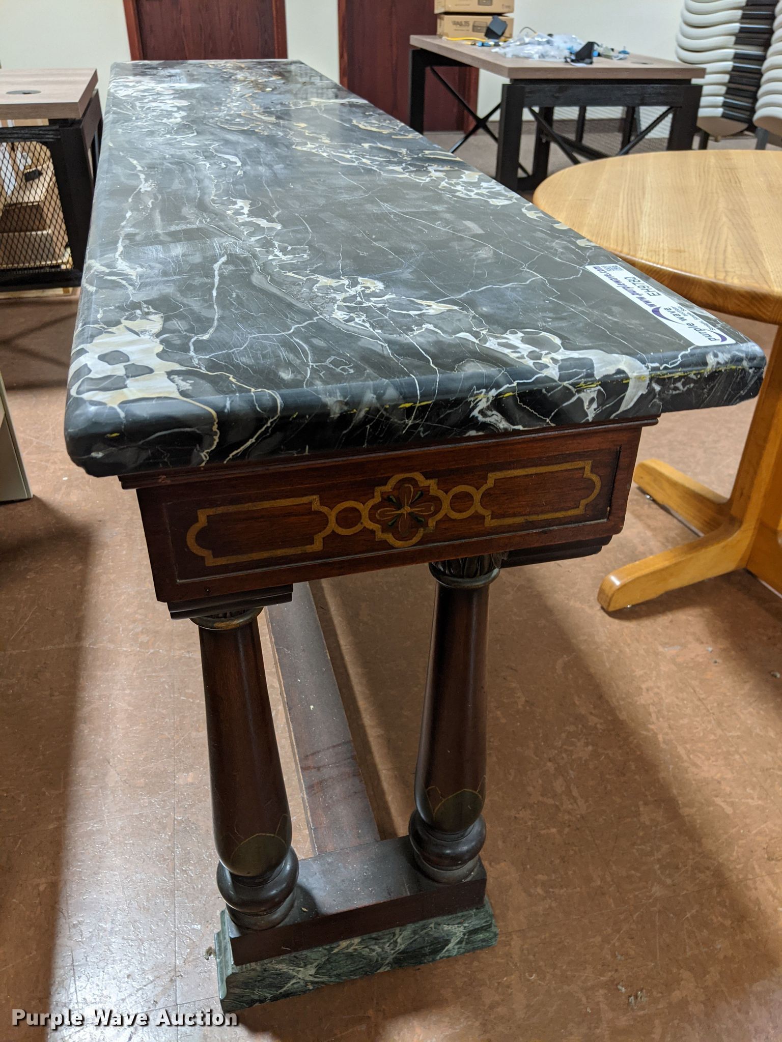 Furniture in Manhattan, KS Item EH9780 sold Purple Wave