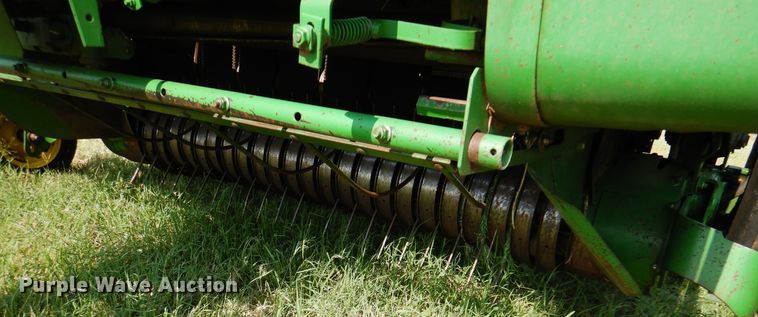 image for item DI5278 1998 John Deere 566  round baler