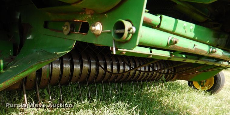 image for item DI5278 1998 John Deere 566  round baler