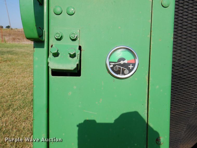 image for item DI5278 1998 John Deere 566  round baler