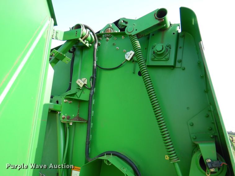 image for item DI5278 1998 John Deere 566  round baler