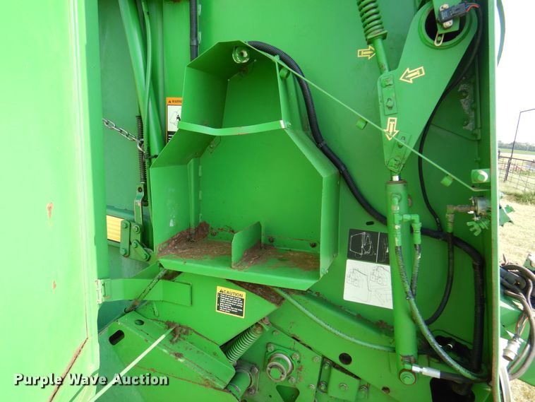 image for item DI5278 1998 John Deere 566  round baler
