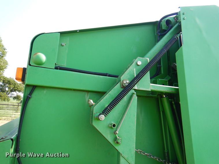 image for item DI5278 1998 John Deere 566  round baler