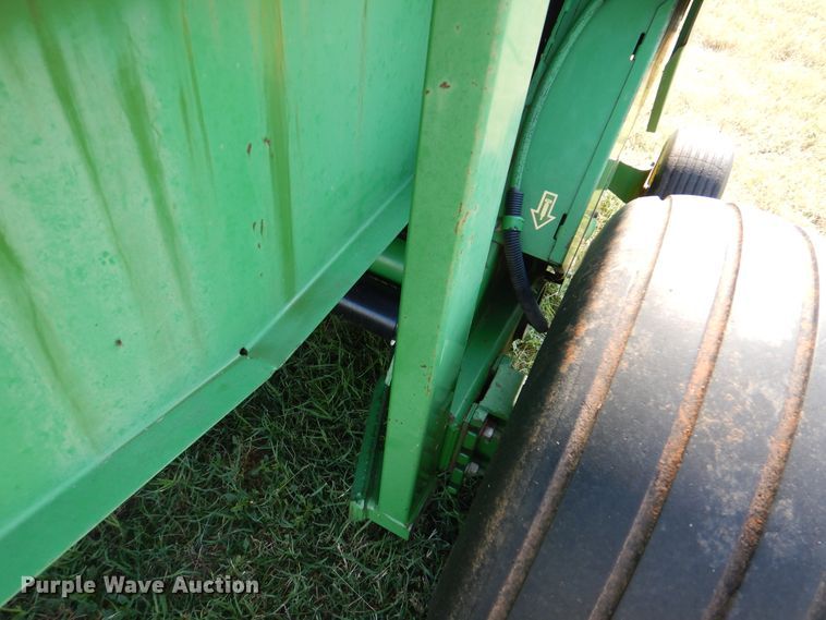 image for item DI5278 1998 John Deere 566  round baler