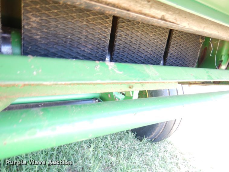 image for item DI5278 1998 John Deere 566  round baler