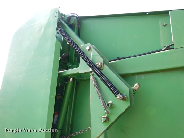 image for item DI5278 1998 John Deere 566  round baler