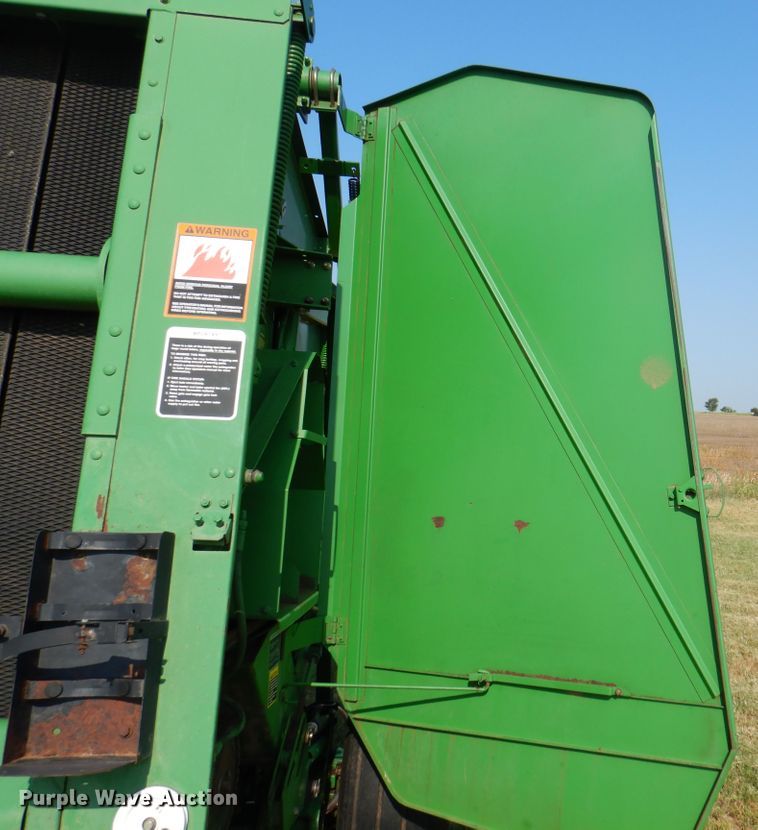 image for item DI5278 1998 John Deere 566  round baler